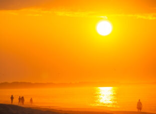 Crowd watches sun rise in Cape May